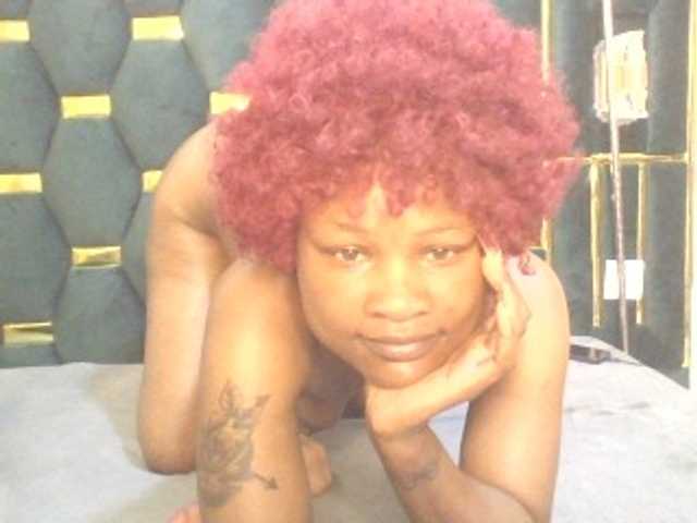 QueenIvy35 live cam on BongaCams