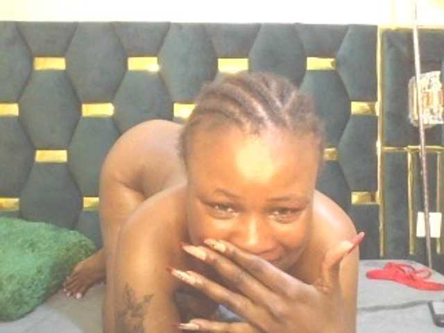 QueenIvy35 live cam on BongaCams