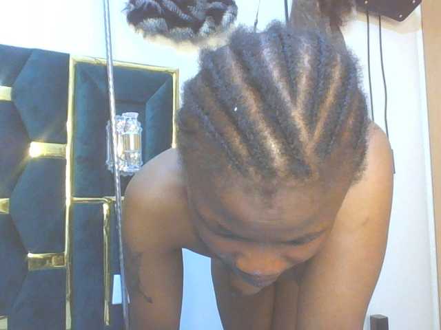 QueenIvy35 live cam on BongaCams