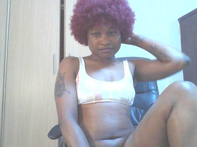 QueenIvy35 live cam on BongaCams