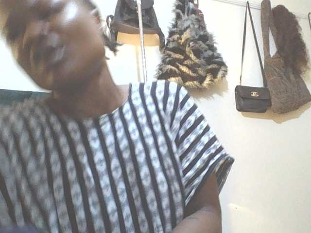 QueenIvy35 live cam on BongaCams