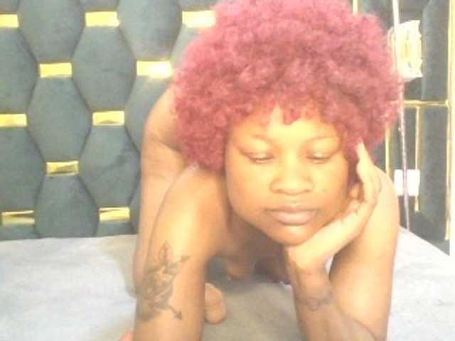 QueenIvy35 live cam on BongaCams