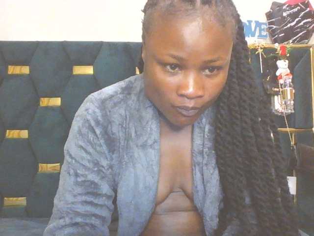 QueenIvy35 live cam on BongaCams