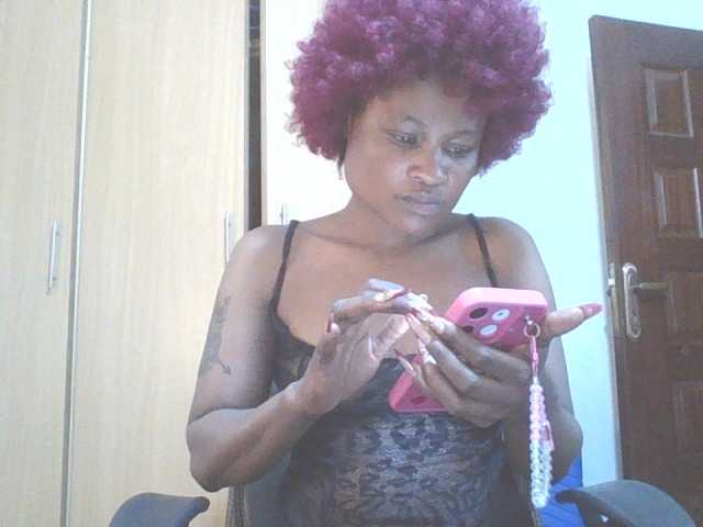 QueenIvy35 live cam on BongaCams