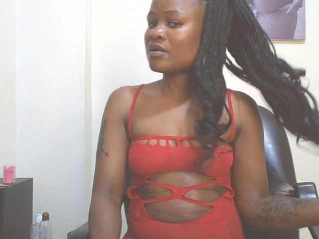 QueenIvy35 live cam on BongaCams