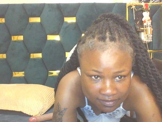 QueenIvy35 live cam on BongaCams