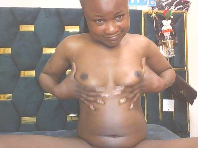 QueenIvy35 live cam on BongaCams