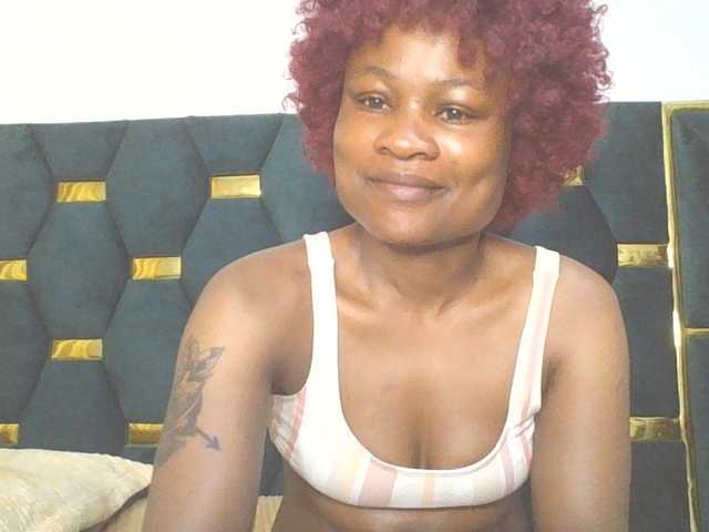 QueenIvy35 live webcam show
