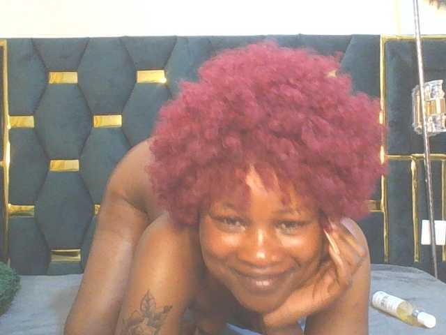 QueenIvy35 live cam on BongaCams