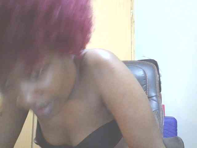 QueenIvy35 webcam