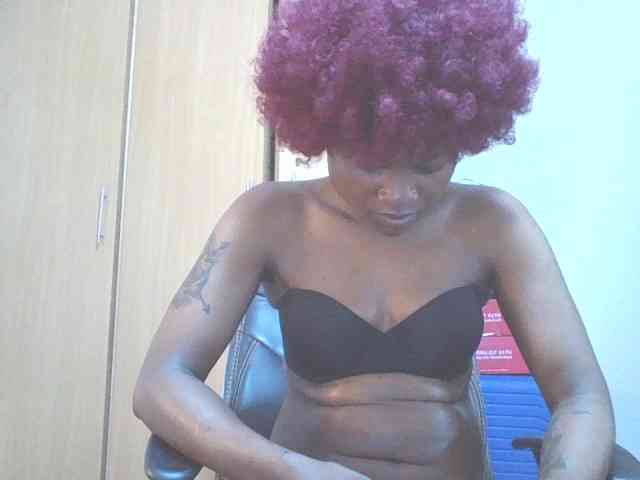 QueenIvy35 webcam
