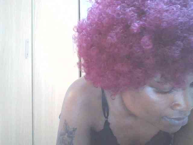 QueenIvy35 webcam