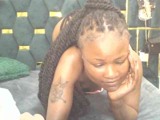 QueenIvy35 webcam