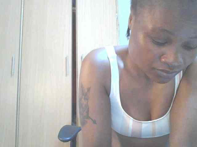 QueenIvy35 webcam
