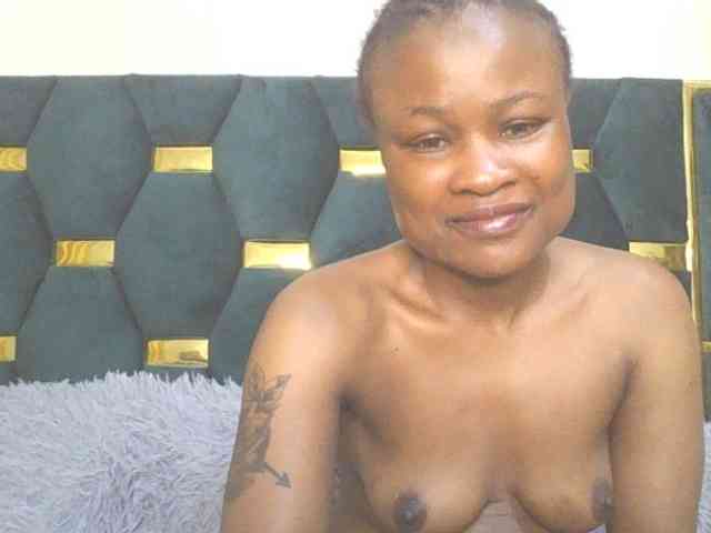 QueenIvy35 webcam
