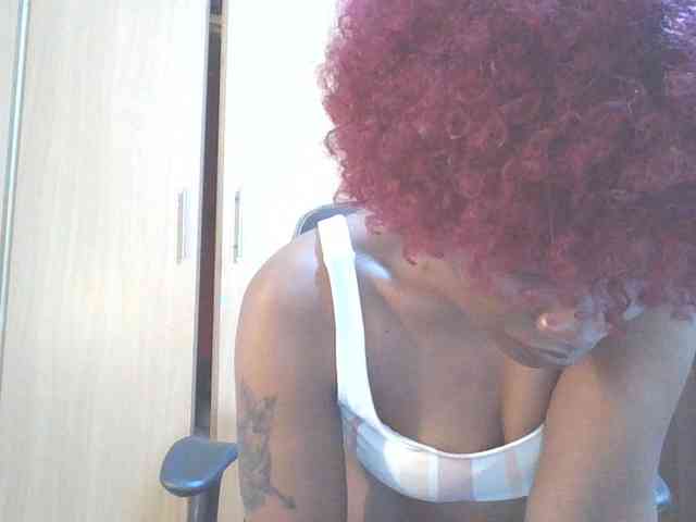QueenIvy35 webcam