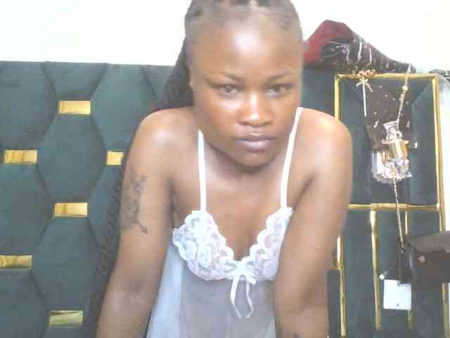 QueenIvy35 webcam