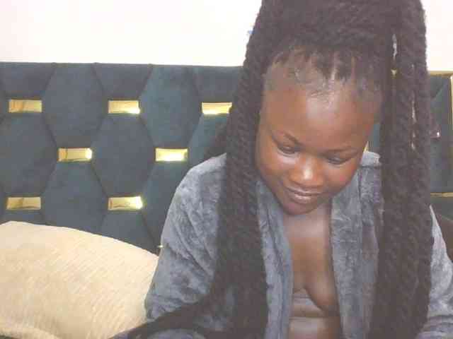 QueenIvy35 webcam