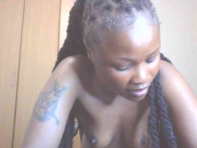 QueenIvy35 webcam