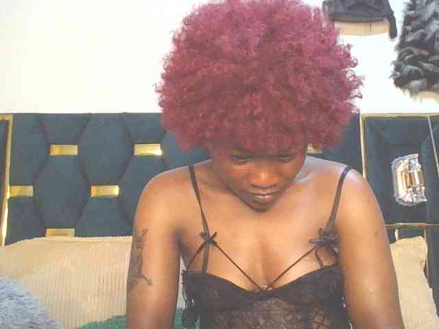 QueenIvy35 webcam