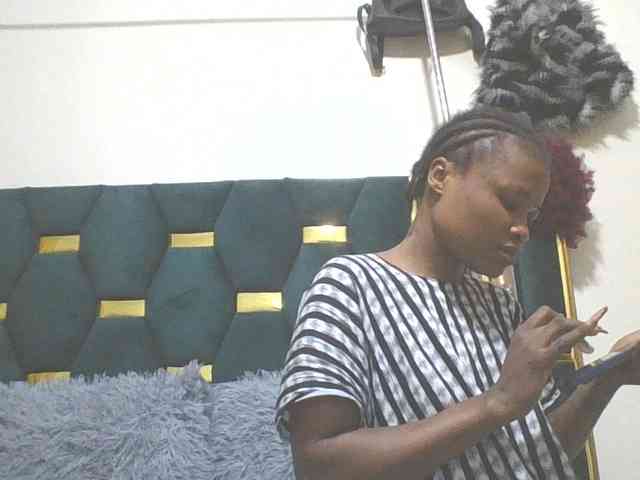 QueenIvy35 webcam