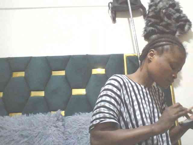 QueenIvy35 webcam