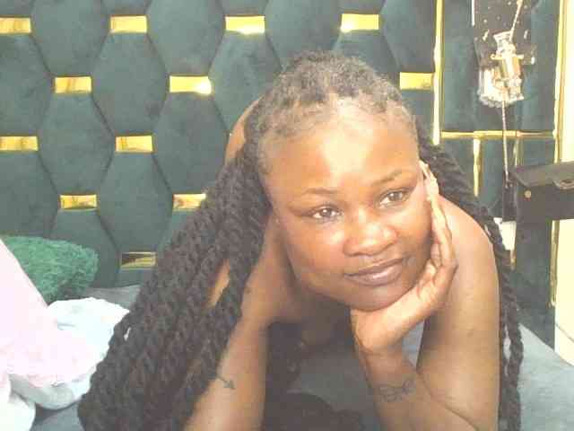 QueenIvy35 webcam