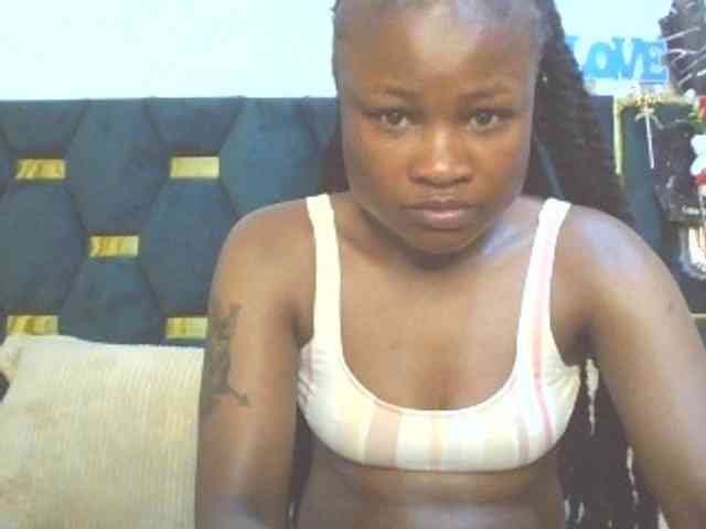 QueenIvy35 webcam