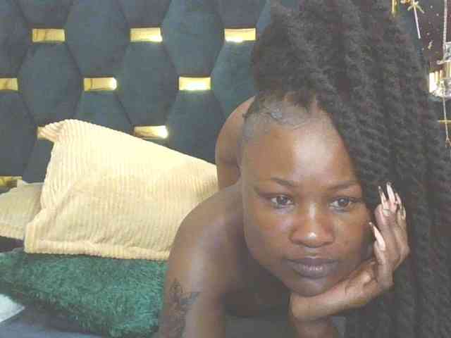Model: QueenIvy35