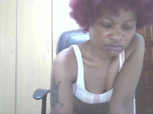 QueenIvy35 webcam