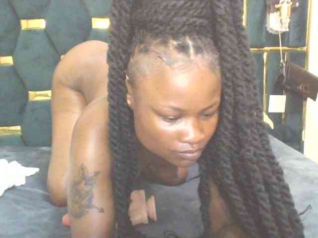 QueenIvy35 webcam