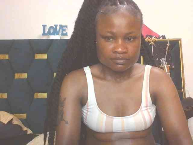 QueenIvy35 webcam