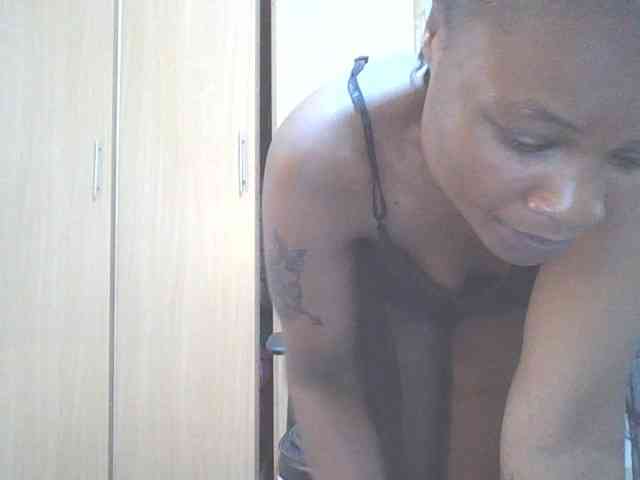 QueenIvy35 webcam