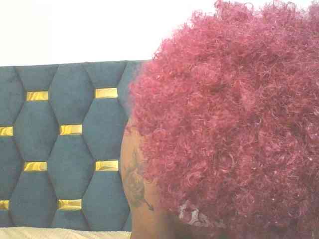 QueenIvy35 webcam