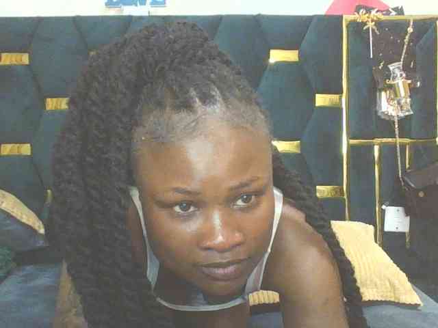 QueenIvy35 webcam