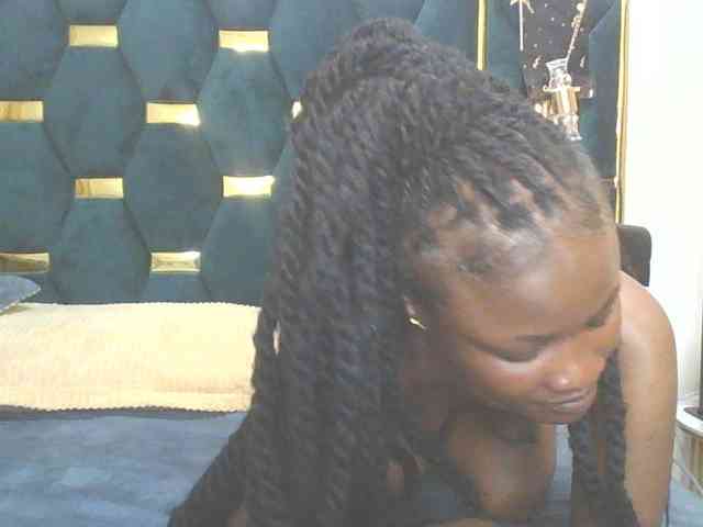 QueenIvy35 webcam