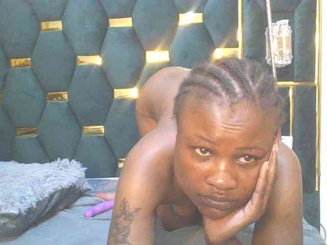 QueenIvy35 webcam