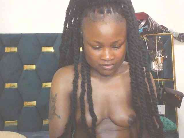 QueenIvy35 webcam