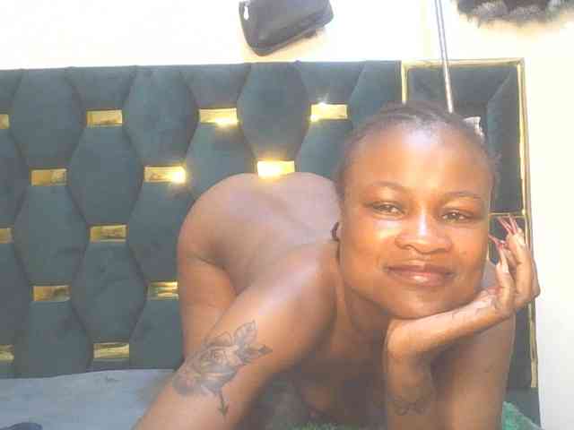 QueenIvy35 webcam