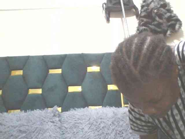 QueenIvy35 webcam