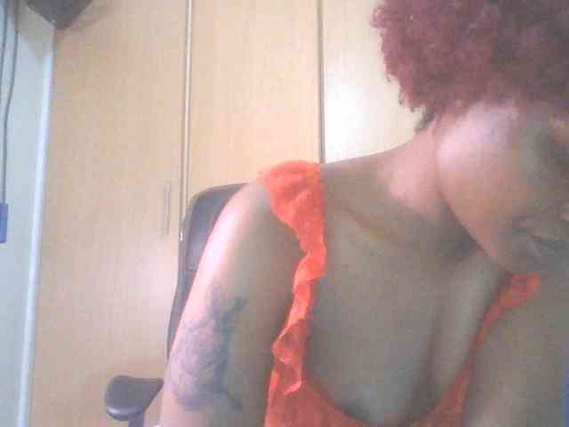 QueenIvy35 webcam