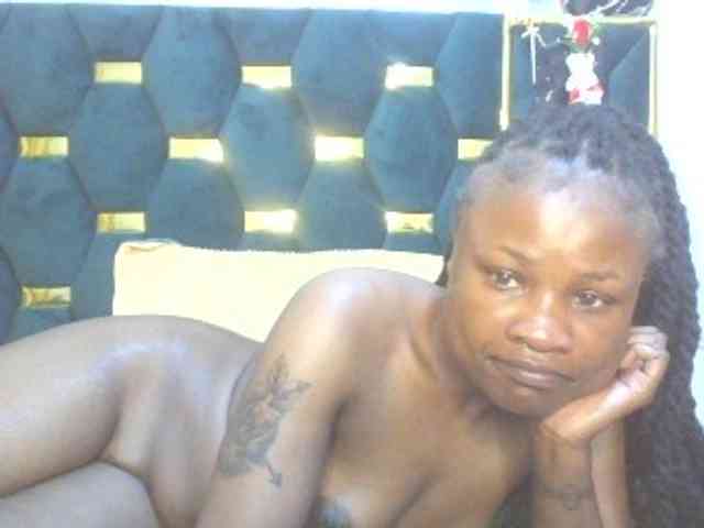 QueenIvy35 webcam