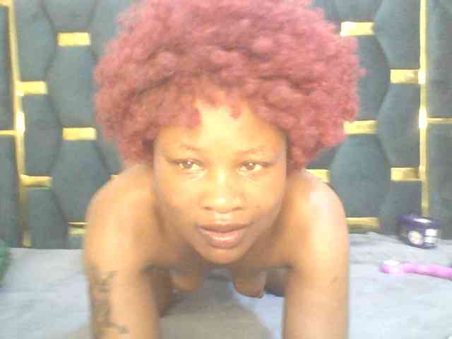 QueenIvy35 webcam