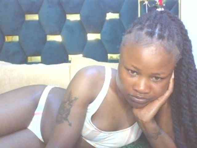 QueenIvy35 webcam