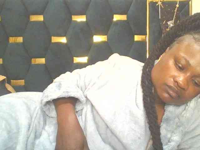 QueenIvy35 webcam