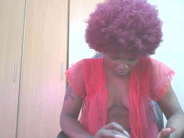 QueenIvy35 webcam