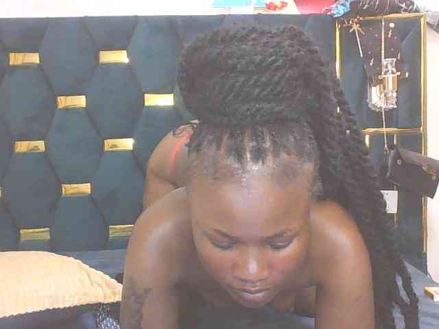 QueenIvy35 webcam