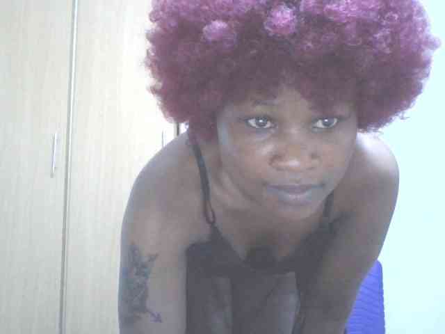 QueenIvy35 webcam