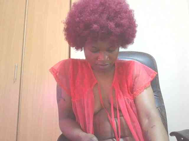 QueenIvy35 webcam