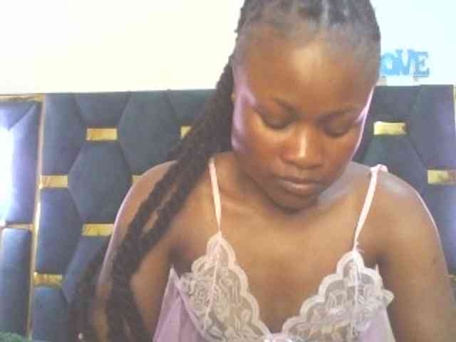 QueenIvy35 webcam